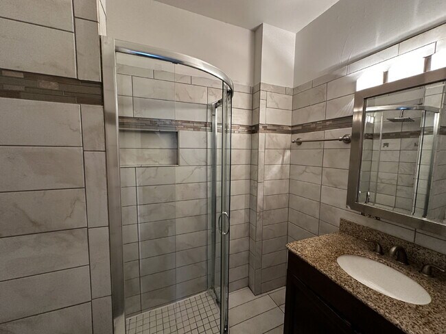 Building Photo - "Charming 1-Bedroom Retreat in Denver's Heart - Perfect Blend of Comfort & Convenience!