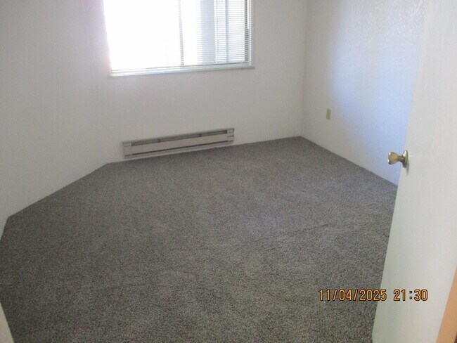 Building Photo - 2700 S White Mountain Rd