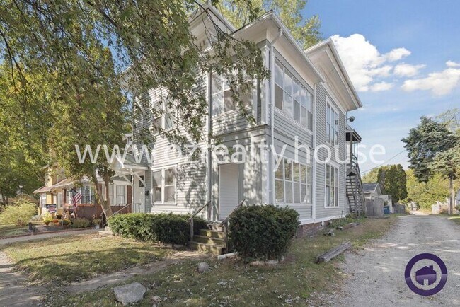 Building Photo - 1016 Mallet St