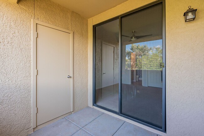 Building Photo - Move In Ready! Two Bedrooms - Tuscany Villas