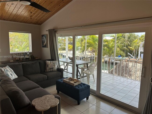 Building Photo - 112 Captains Ct