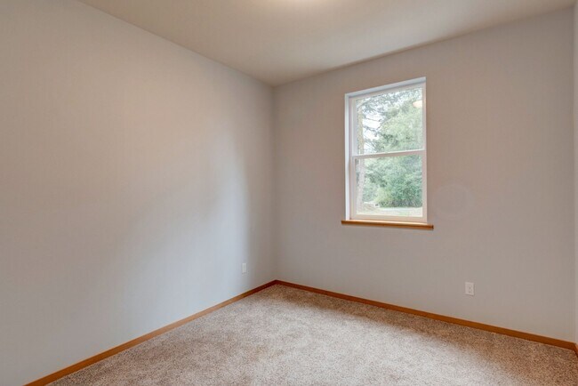 Building Photo - 253 Sunset Dr