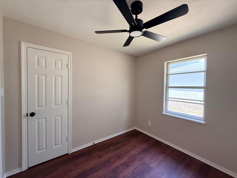 Building Photo - 4026 Dixon Cir