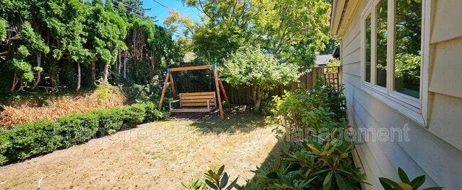 Building Photo - 6910 SW 11th Dr