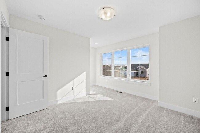 Building Photo - 3 Bedroom Townhome Available November 5th,...