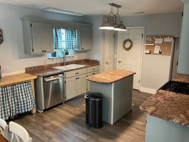 Building Photo - Spacious & Stylish Home in Bluewater Bay!