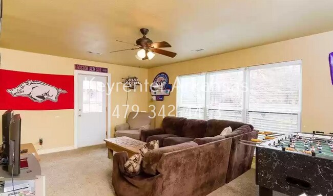 Building Photo - 1144 N Vista Pl