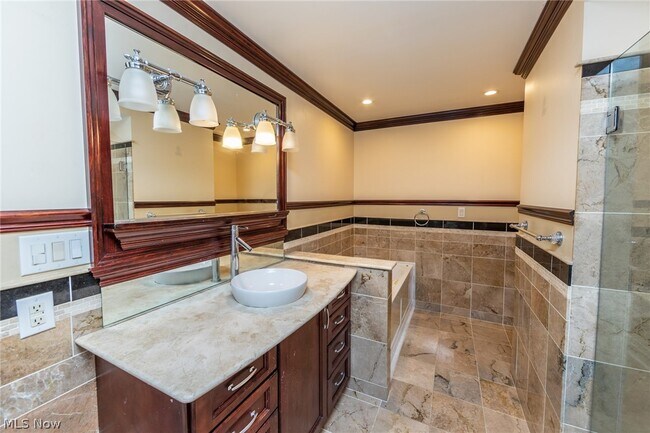 Building Photo - 9423 Highland Dr