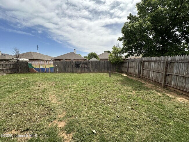 Building Photo - 536 N Kirby Ave