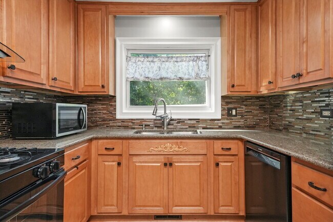 Building Photo - Updated Grayslake Home with Sunroom and Fl...