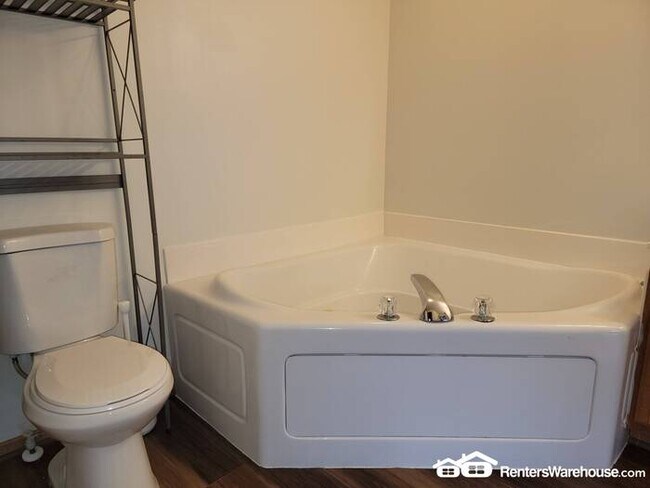 Building Photo - Available now! A gorgeous 2 bedroom, 1 1/2 bath end unit townhome in Farmington!