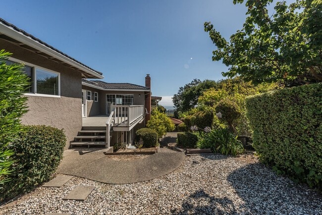 Building Photo - Updated 4 Bed / 2.5 Ba Home in Millbrae Mi...