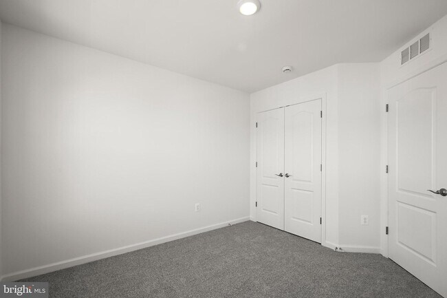 Building Photo - 643 Eastland Row
