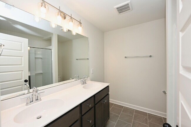 Building Photo - Like-New Modern Townhome Near Dining, Shopping, Trails & Old Hickory Lake