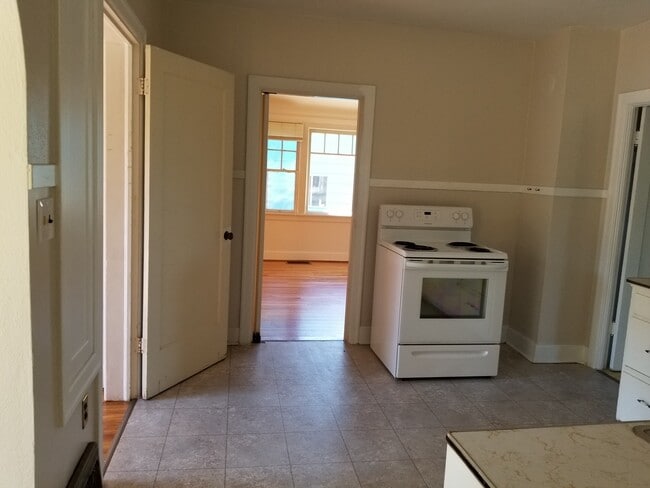 Building Photo - 819 10th St