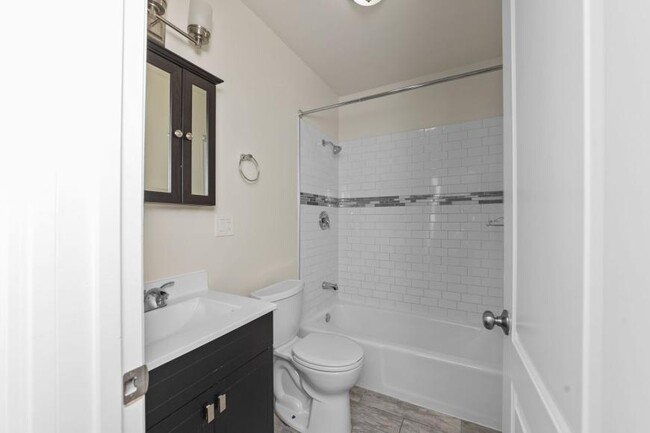 Building Photo - 2 bedroom in Chicago IL 60613