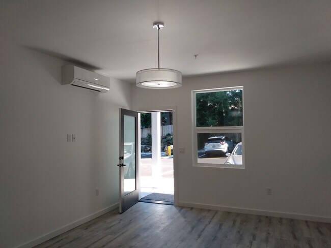 Building Photo - 2 BD /1 BA Granite Countertops, Washer/Dryer, AC and Parking!