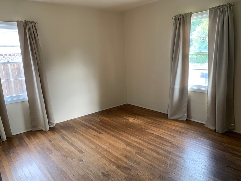 Building Photo - 415 Laurent St