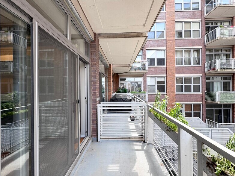 Building Photo - 933 W Van Buren St