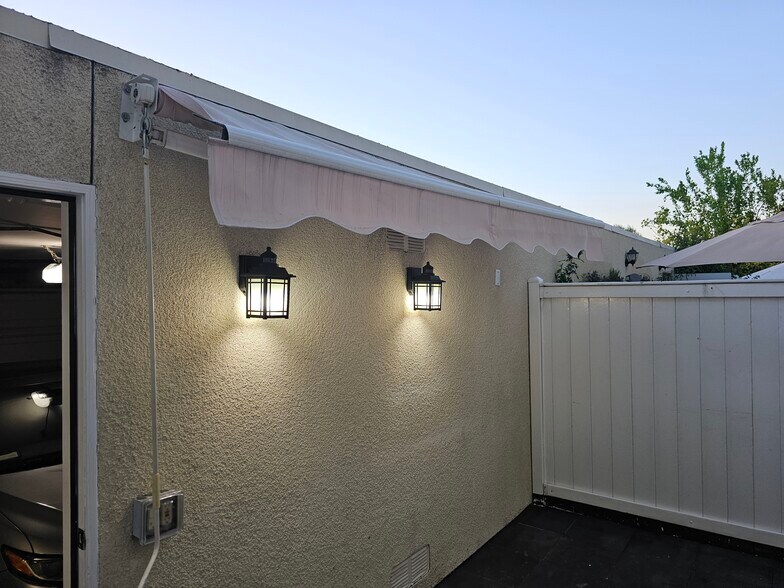 Building Photo - 6501 Vanalden Ave