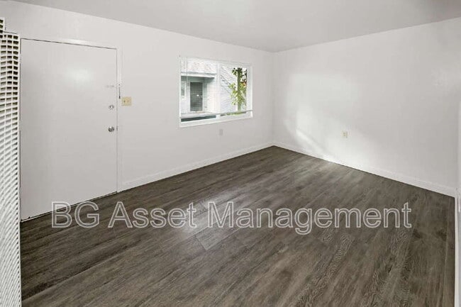 Building Photo - 1875 Powell St