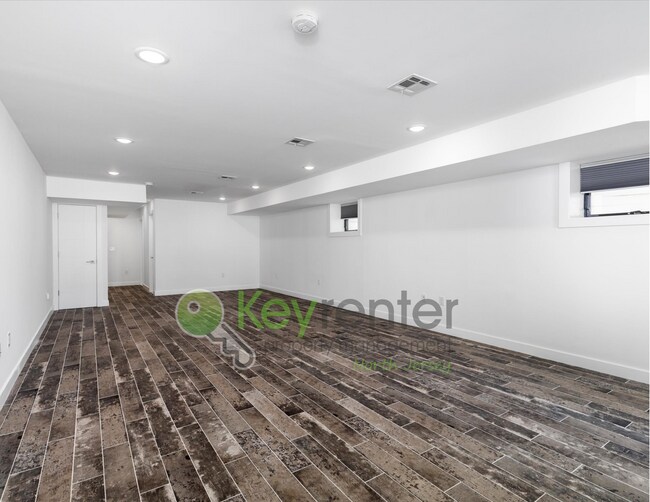 Building Photo - Modern 4-Bedroom, 4-Bath Home – Luxury Liv...