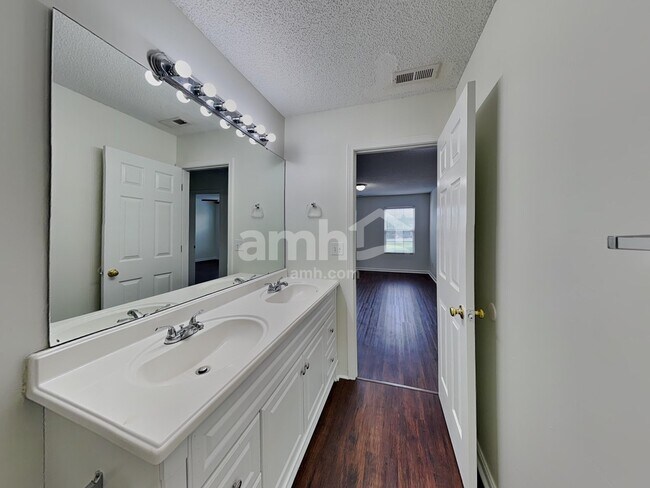 Building Photo - 2305 Apple Glen Ln