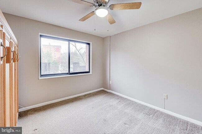 Building Photo - 7611 Maple Ave