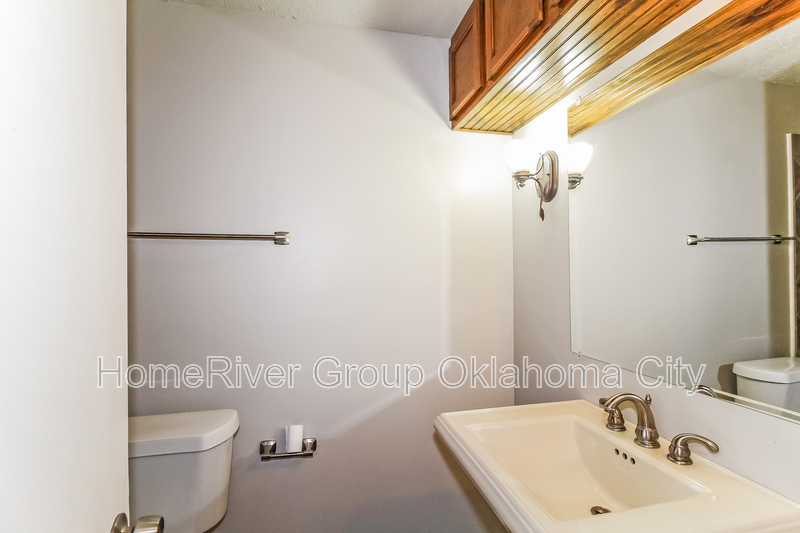 Building Photo - 1720 Ridgeway Dr