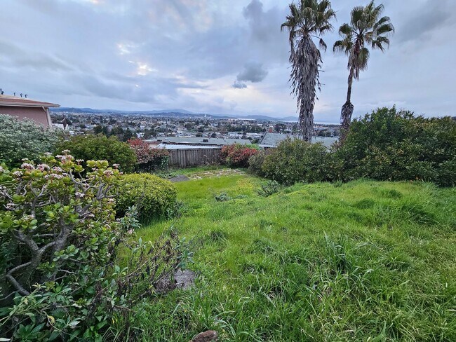 Building Photo - 2 Bed, 1 Bath Home in East Richmond Heights
