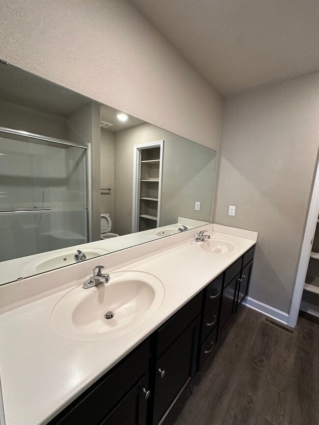 Building Photo - 3 Bed Townhome in Grain Valley