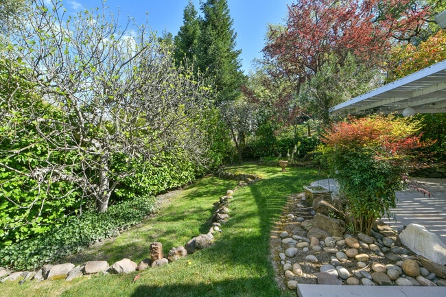 Building Photo - 925 Hawthorn Dr