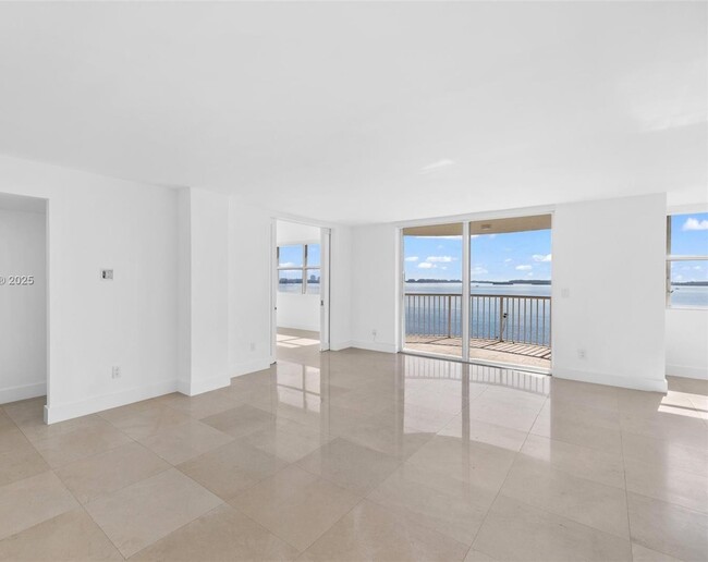 Building Photo - 1420 Brickell Bay Dr