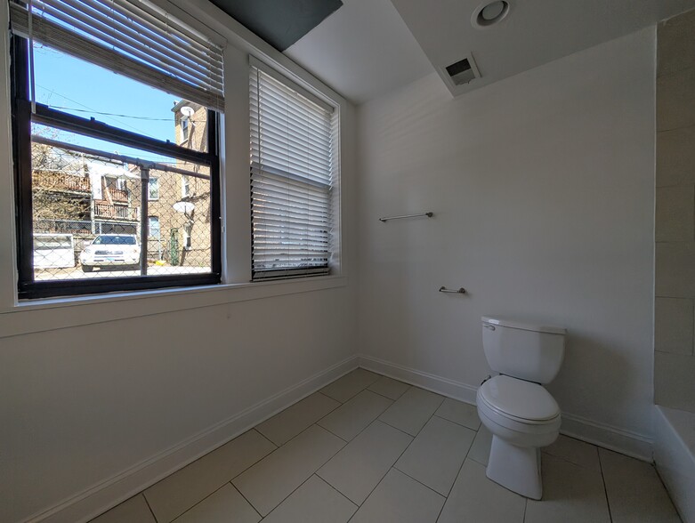 Building Photo - 4036 N Ashland Ave