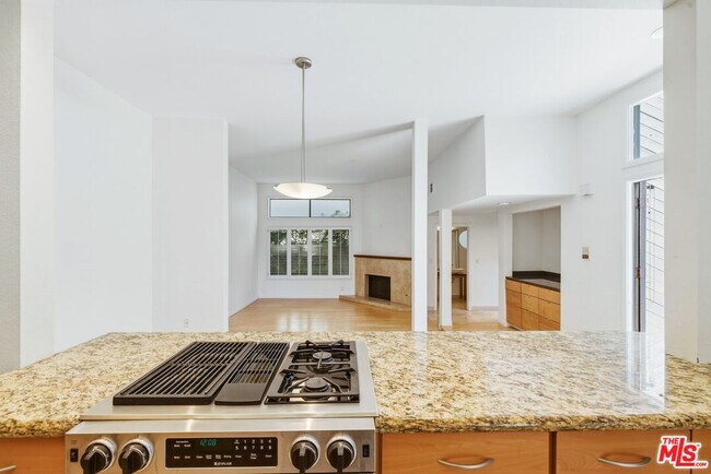 Building Photo - 832 15th St