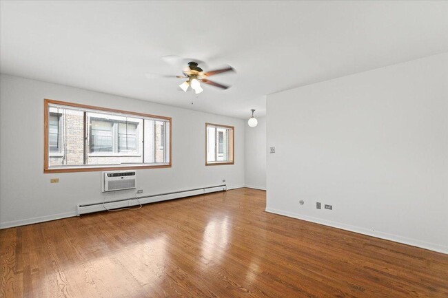 Primary Photo - 2 bedroom in Chicago IL 60657