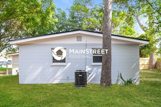 Building Photo - 3 Bedroom Pet-Friendly Home in Jacksonville, FL with Main Street Renewal