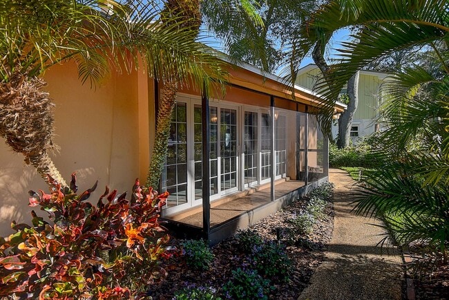 Building Photo - Luxurious 4 bedroom, 3 bath pool home.