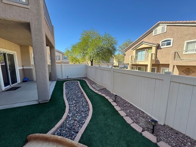 Building Photo - Beautiful 3-Bedroom Townhome in Gated Hend...
