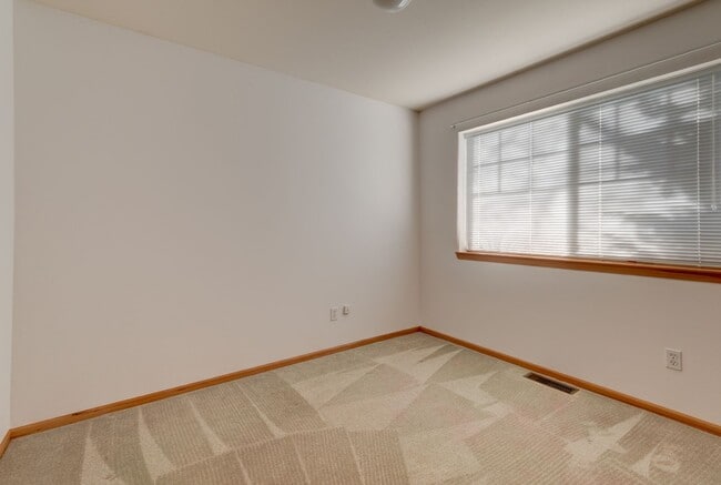 Building Photo - Single Level 3 Bed 2 Bath Home