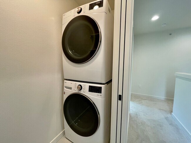 Building Photo - Sellwood-Moreland 2 Bedroom 2.5 Bath BRAND NEW Condo Convienent to OHSU~ Includes A/C and Washer ...