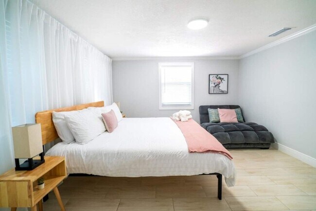 Building Photo - Fully Renovated Home Near Busch Gardens