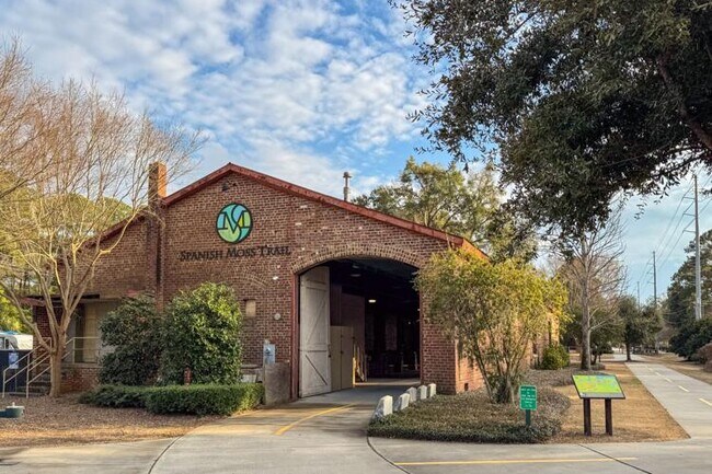 Building Photo - 2803 Smilax Ave