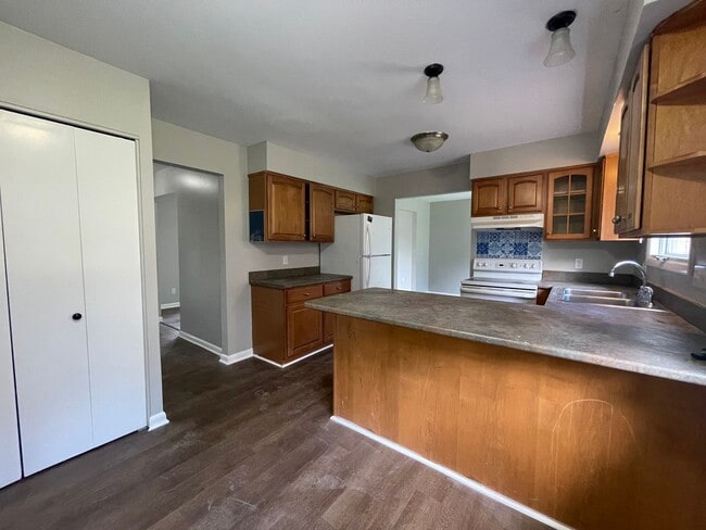 Building Photo - Spacious 2 Story in Portage