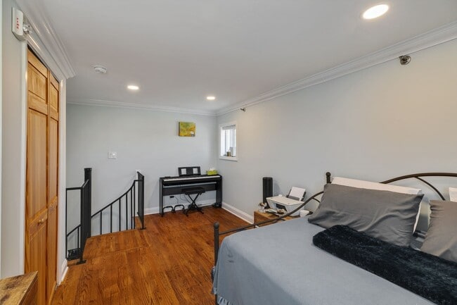 Building Photo - Beautiful Bi-level Condo For Rent In Fairmount With Parking!