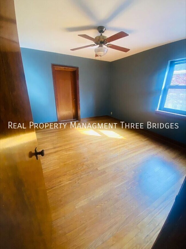 Building Photo - 3636 Eminence Blvd