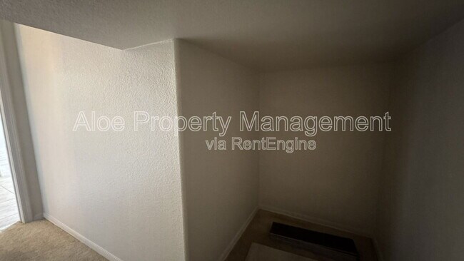 Building Photo - 491 W Ebony Way