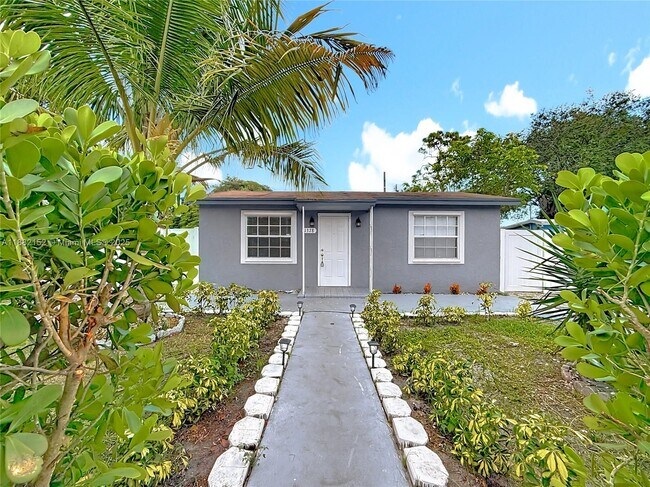 Building Photo - 1378 SW 26th Ave