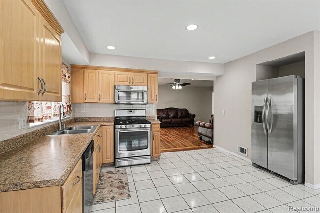 Building Photo - 39024 Faith Dr