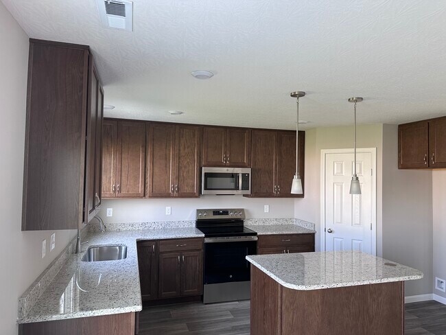 Building Photo - 3400 Fieldview Dr